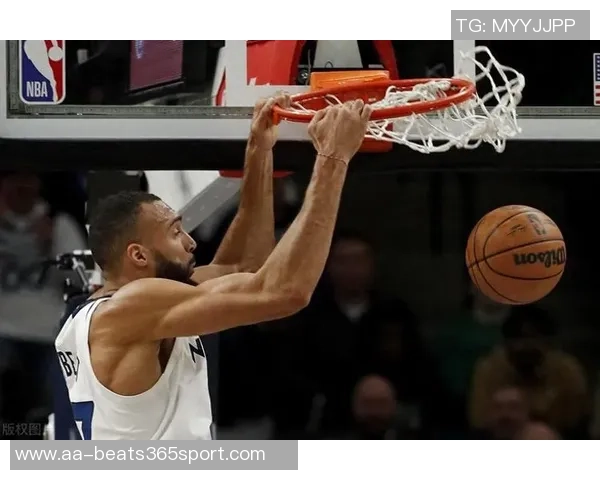 爱德华兹巧妙突破包夹精准传球助攻戈贝尔精彩扣篮得分